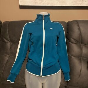Women’s zip up athletic top